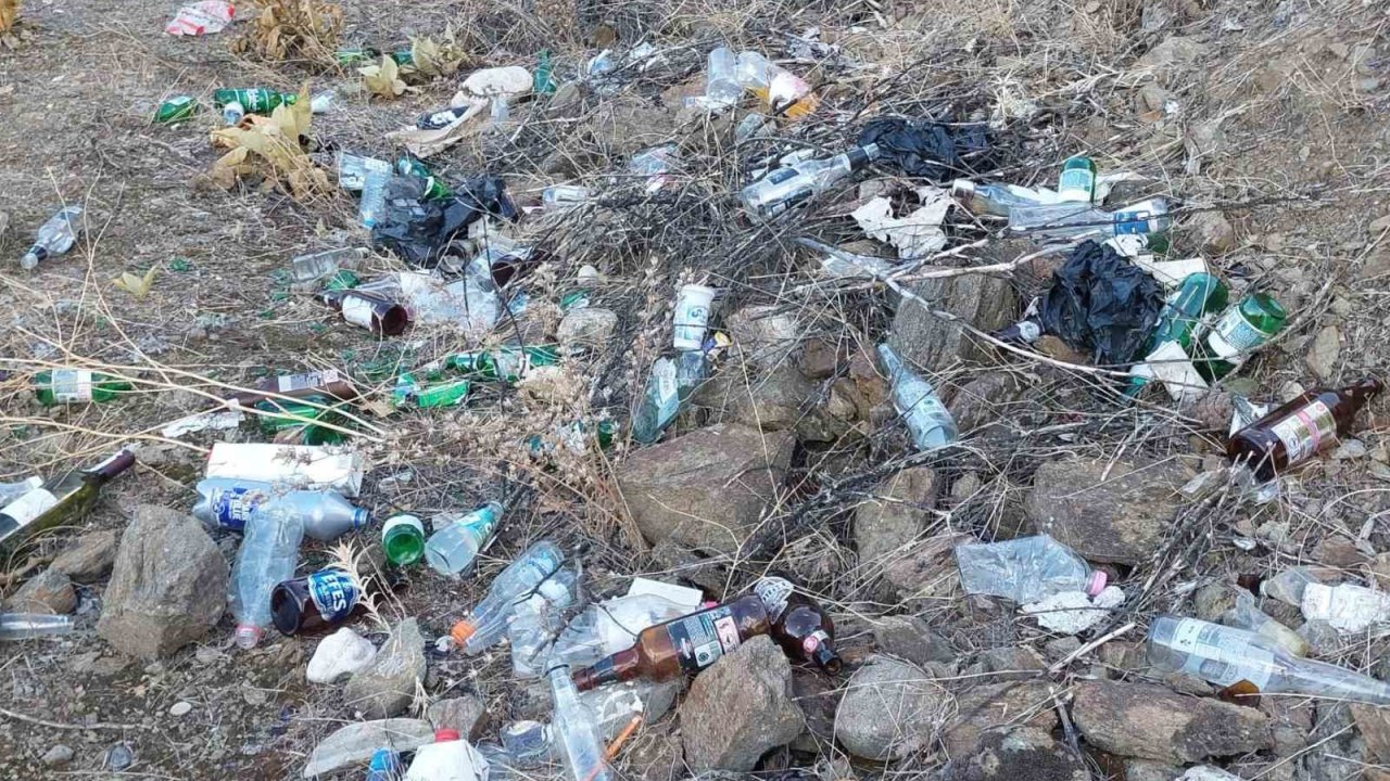 Sarıgöllü çiftçilerden zeytinliğe atılan alkol şişelerine tepki