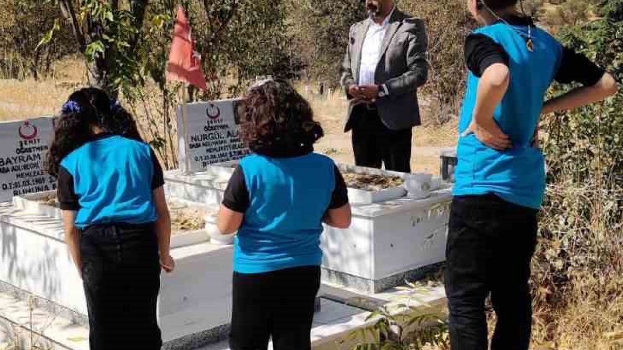 Şehit öğretmenler kabirleri başında anıldı