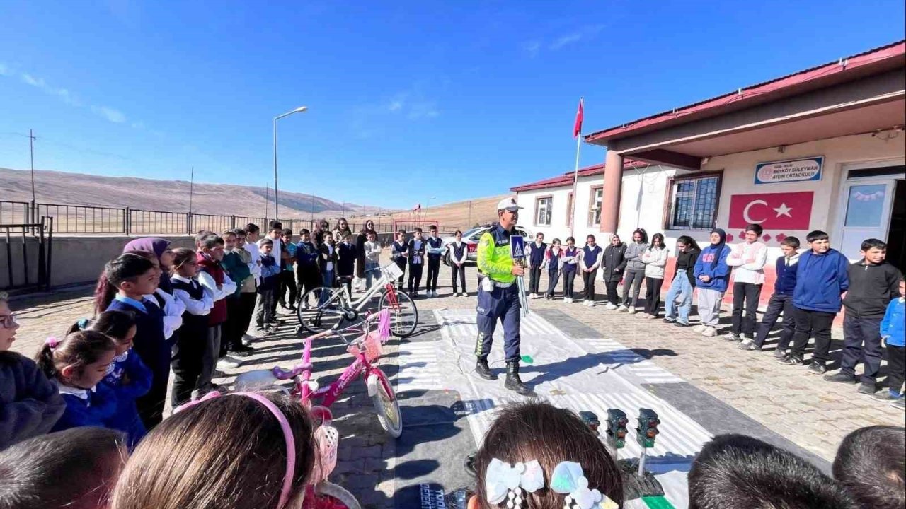 Selim’de öğrencilere trafik eğitimi