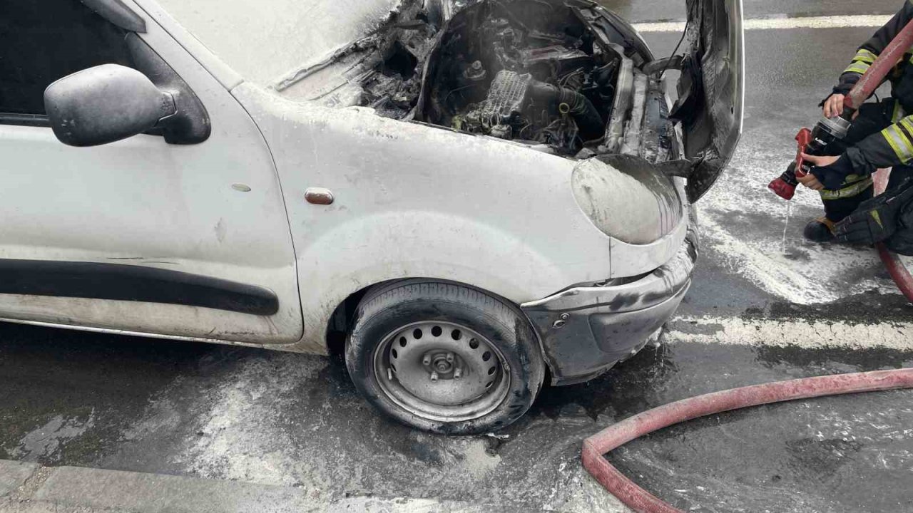 Seyir halindeki otomobil alev aldı