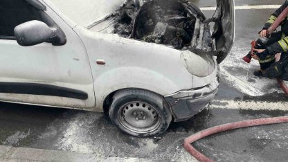 Seyir halindeki otomobil alev aldı