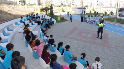 Siirt’te çocuklar trafik kurallarını eğlenerek öğreniyor