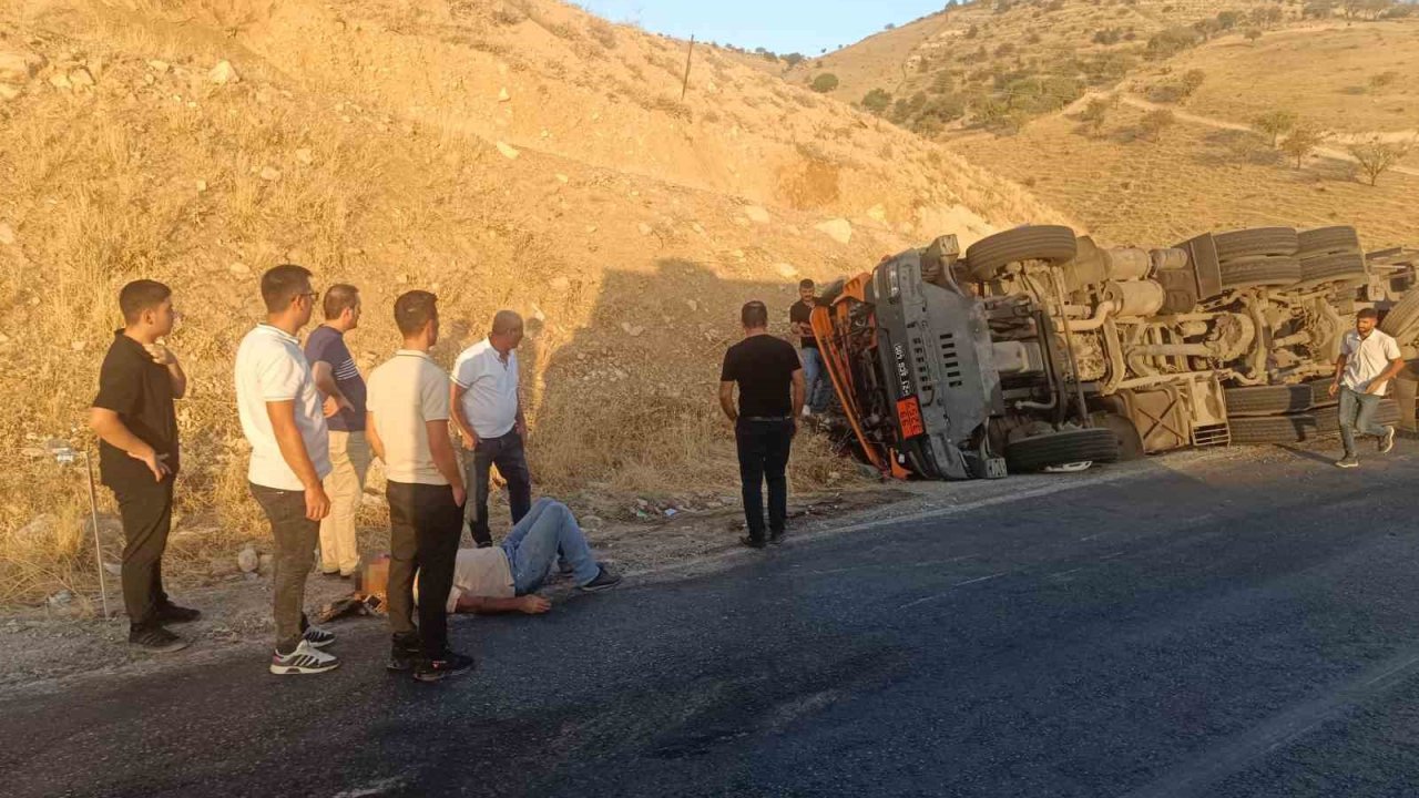 Siirt’te virajı alamayan tır devrildi: 1 yaralı