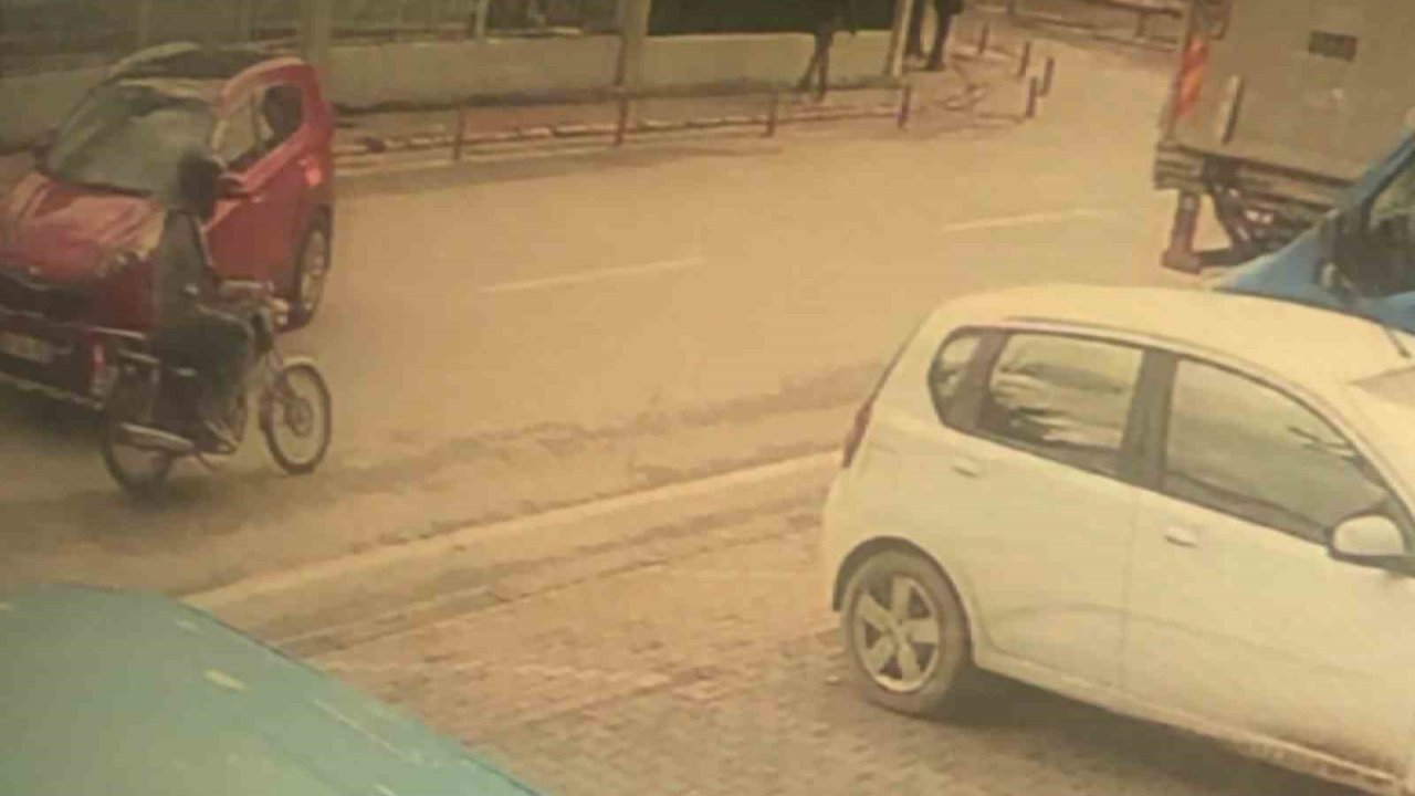 Sinyal vermeyen sürücü kazaya sebep oldu, 1 kişi yaralandı: O anlar kamerada