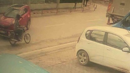Sinyal vermeyen sürücü kazaya sebep oldu, 1 kişi yaralandı: O anlar kamerada