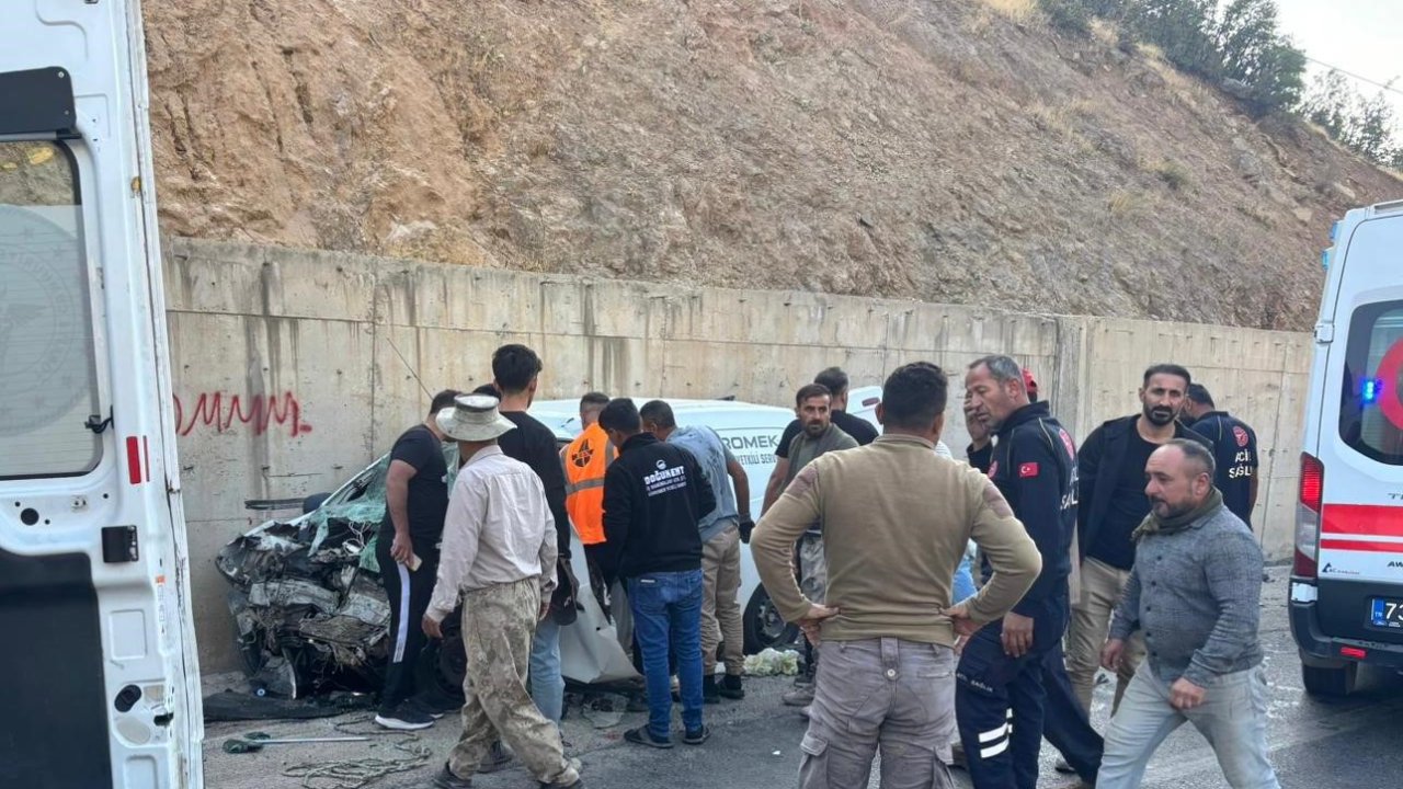 Şırnak’ta yolcu minibüsü ile hafif ticari araç çarpıştı: 2’si ağır 14 yaralı