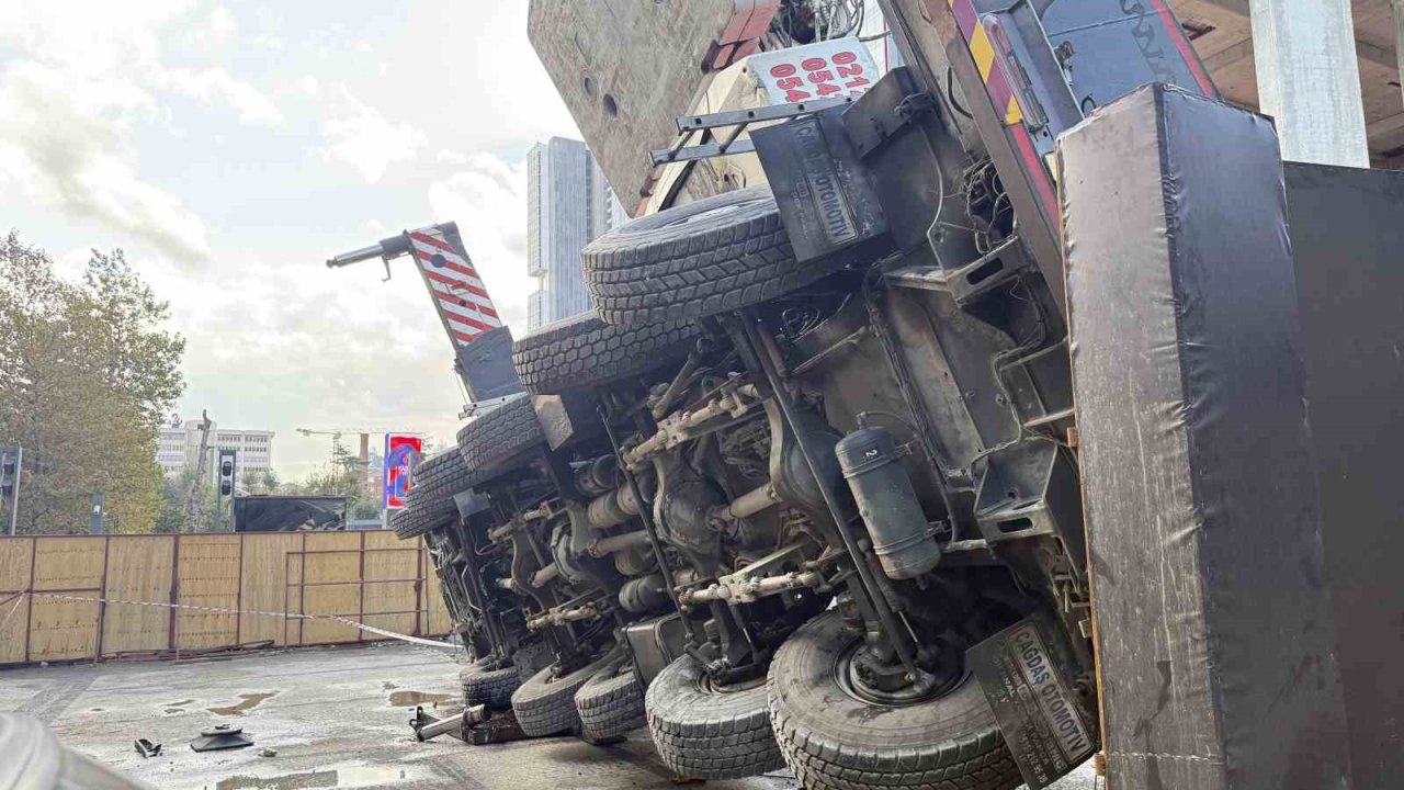 Şişli’de rezidans inşaatındaki vinç devrildi