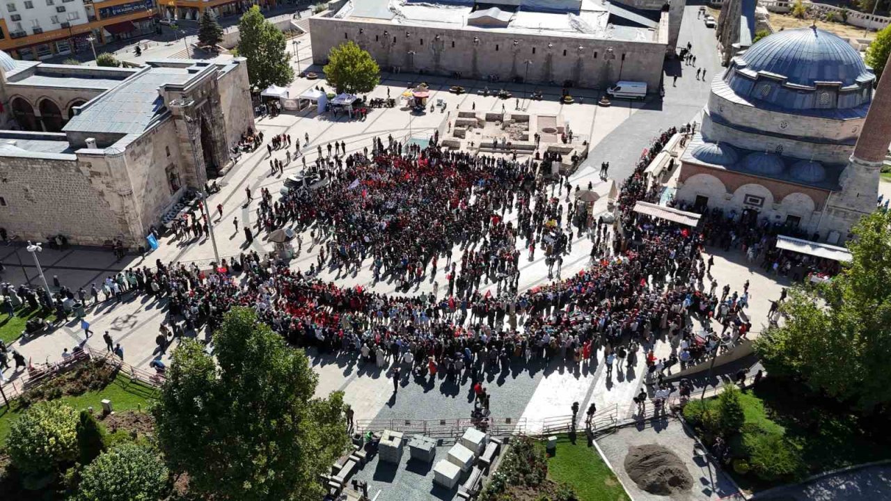 Sivaslı öğrenciler Gazze için tek vücut oldu