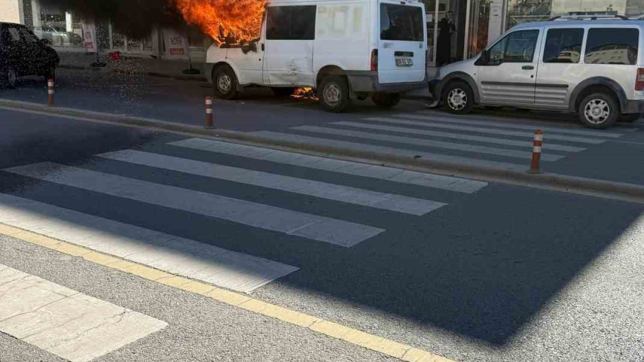 Sivas’ta park halindeki minibüs alev alev yandı
