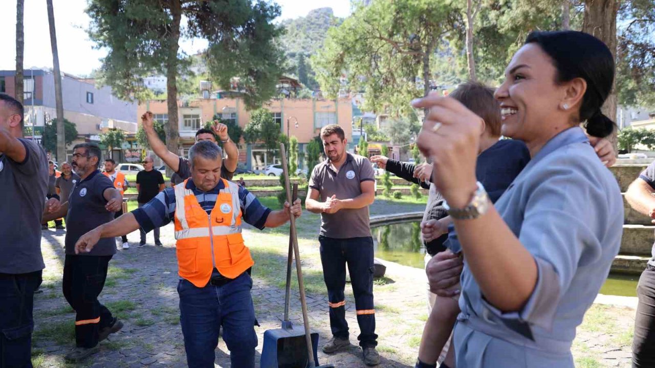 Sokakları tertemiz yaptılar, prim alınca davul zurnayla teşekkür ettiler