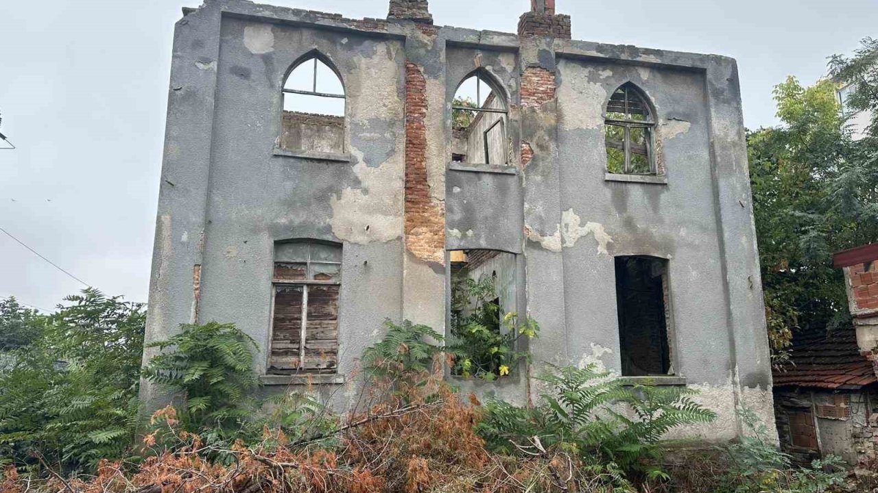 Sultan II. Abdülhamid Han’ın inşa ettirdiği postane binası restore edilmeyi bekliyor