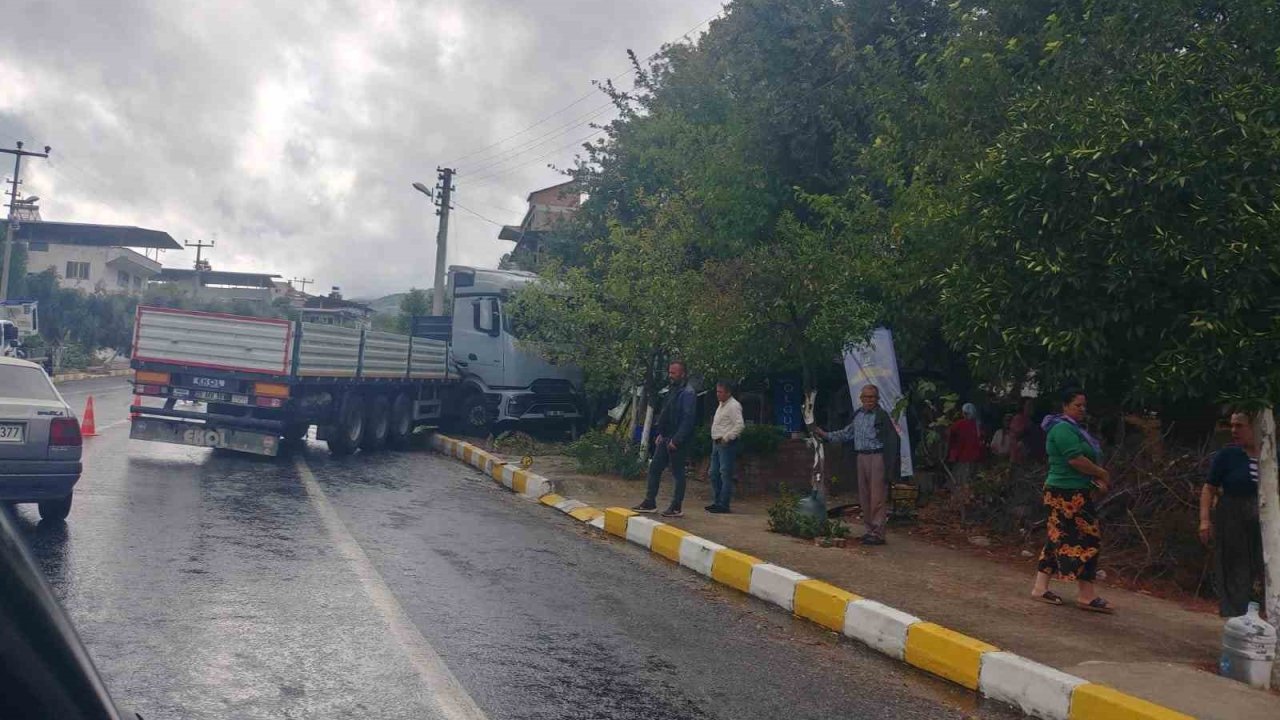 Sürücünün hakimiyetini kaybettiği tır kaldırıma çıktı