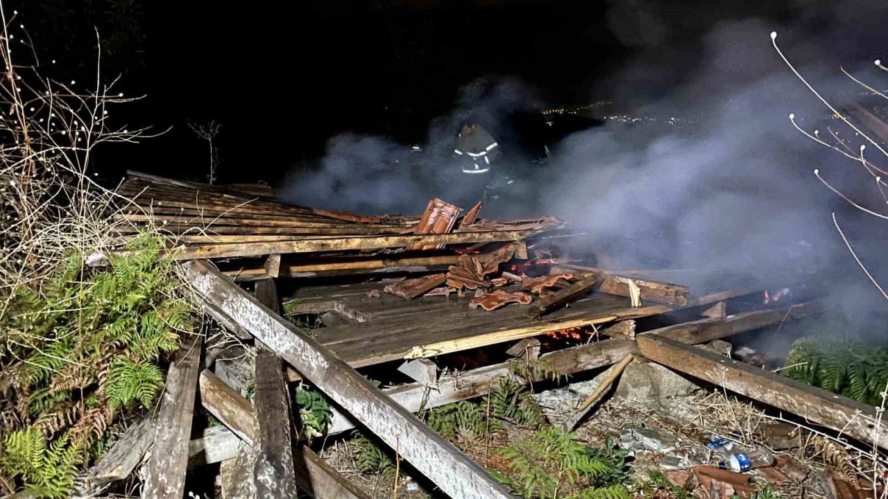 Tarlada çıkan yangın 2 barakayı küle çevirdi