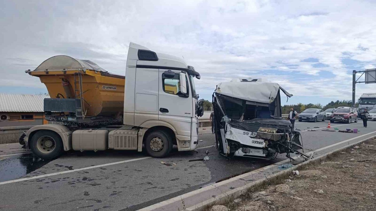 Tekirdağ’da minibüs ile tır kafa kafaya çarpıştı: 1 ağır yaralı
