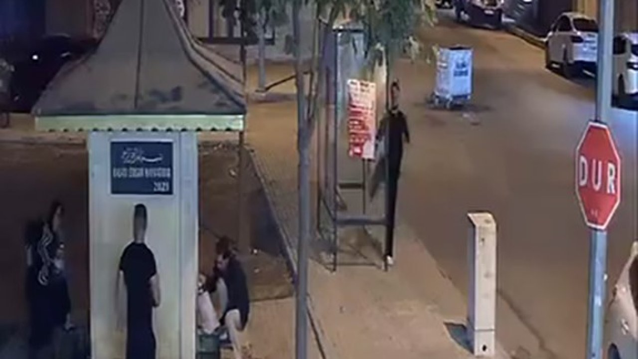 Tekmeyle otobüs durağının camını kırdı