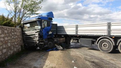 Tır istinat duvarına çarptı, kabinde sıkışan sürücüyü itfaiye kurtardı