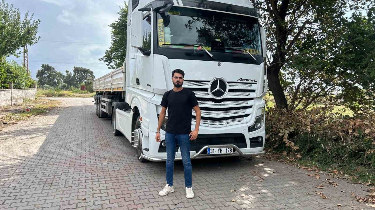 Tır şoförü ve eşi, evlatlarının cinsiyetini tırlarla düzenlenen partide öğrendi