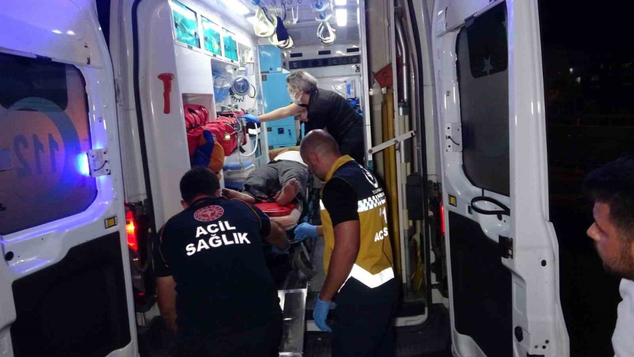 Tırla otomobil çarpıştı: Hurdaya dönen otomobildeki sürücü yaralanmadı, tır sürücüsü kabinde sıkıştı