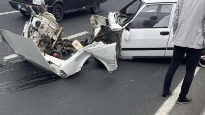 Tofaş marka otomobilin motoru fırladı: 2 yaralı