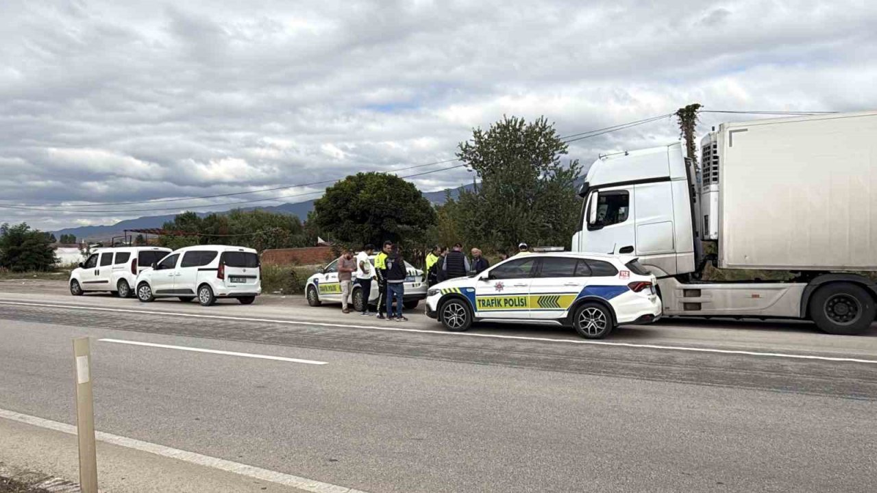 Tokat’ta kaçak göçmen taşıyan tır şoförü ve arkadaşı tutuklandı