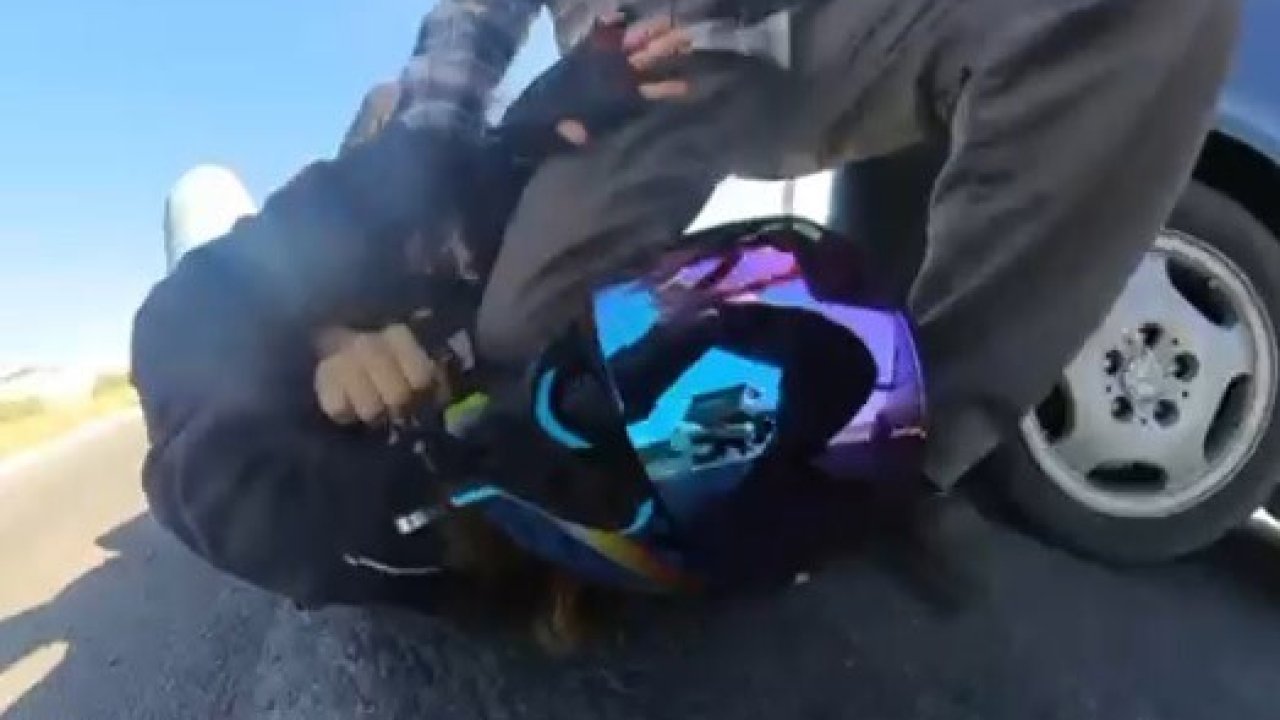 Trafikteki tartışmada kız arkadaşını darbeden sürücüyü takip edip dövdü