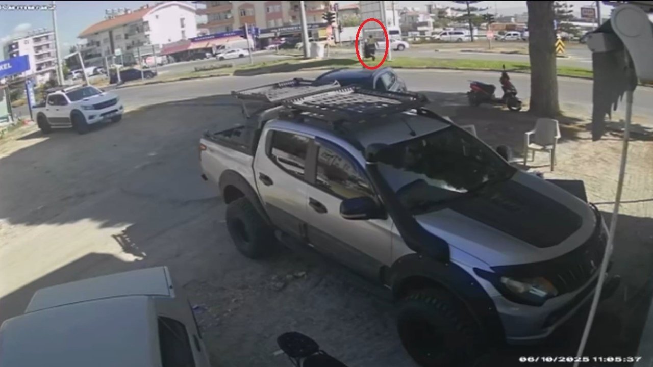 Tur minibüsü levhaya çarptı, temizlik işçisi saniyelerle ölümden döndü