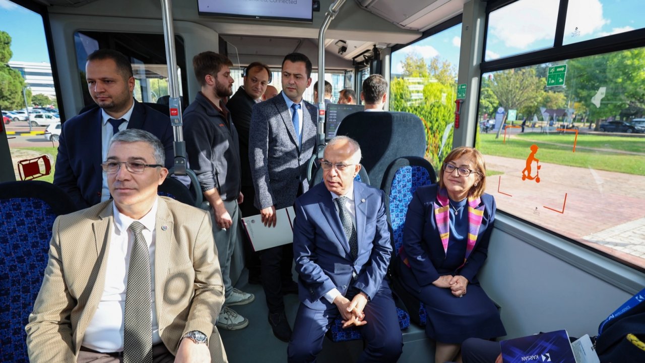 Türkiye’nin ilk 18 metrelik elektrikli otobüsü Gaziantep’te tanıtıldı