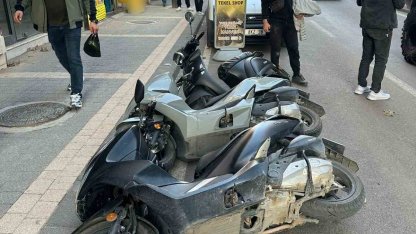 Üç motosiklet domino taşı gibi devrildi
