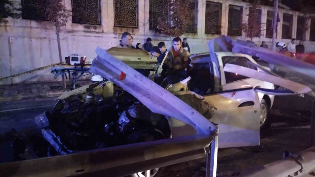 Ümraniye’de kontrolünü kaybeden otomobil bariyere girdi: 1 ölü