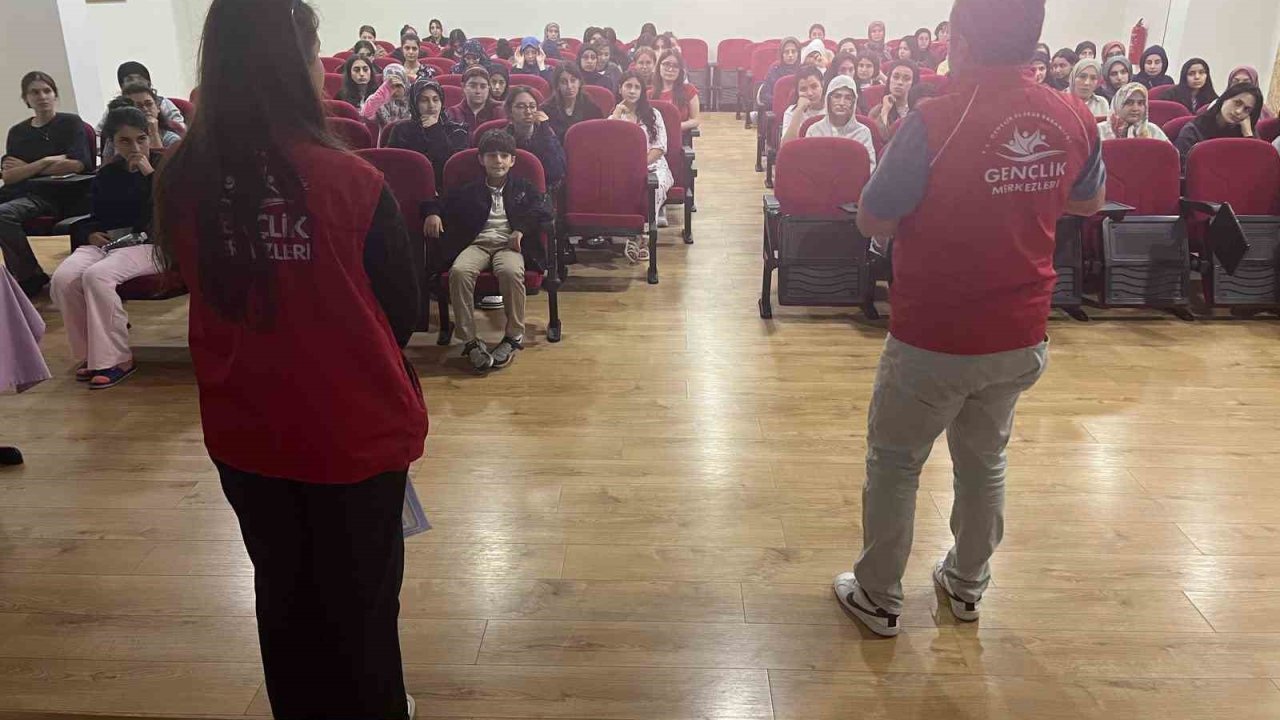 Üniversite öğrencileri gençlik merkezlerine davet edildi