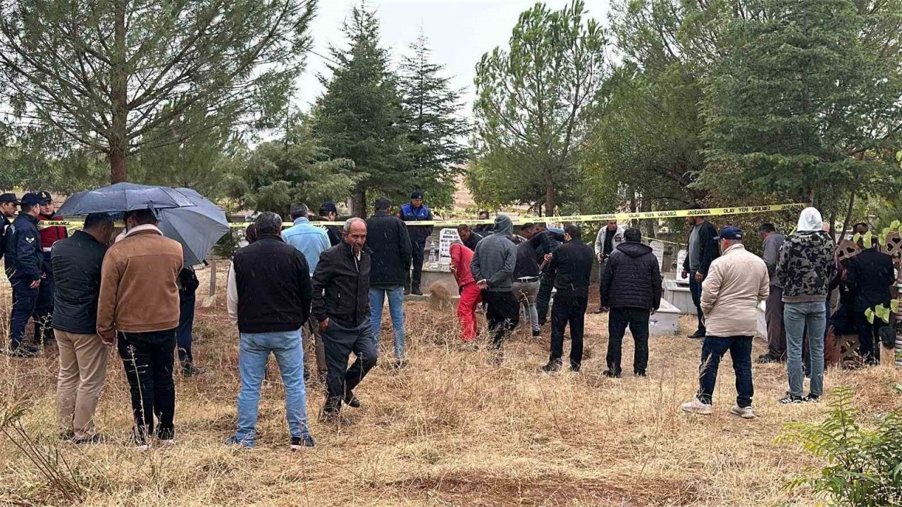 Uşak’ta iki cenaze karıştı: Yanlış defin sonrası mezar açıldı