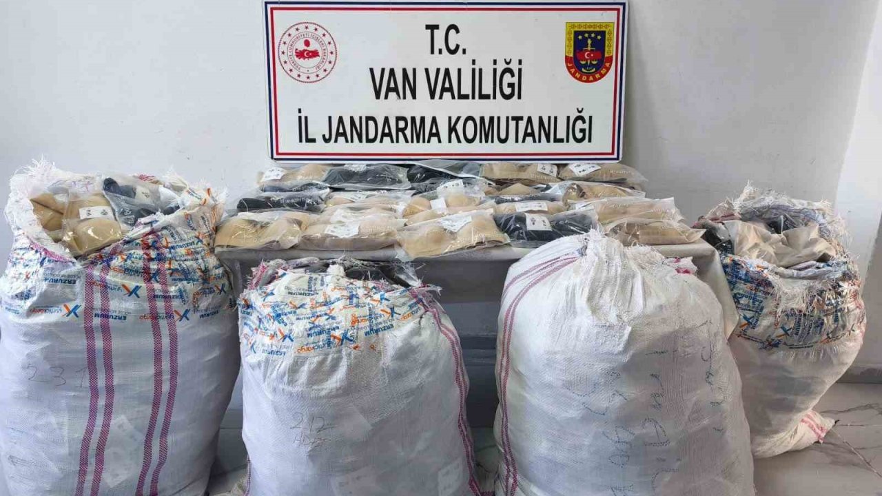 Van’da piyasa değeri yaklaşık 1 milyon 50 bin TL olan kaçak malzeme ele geçirildi