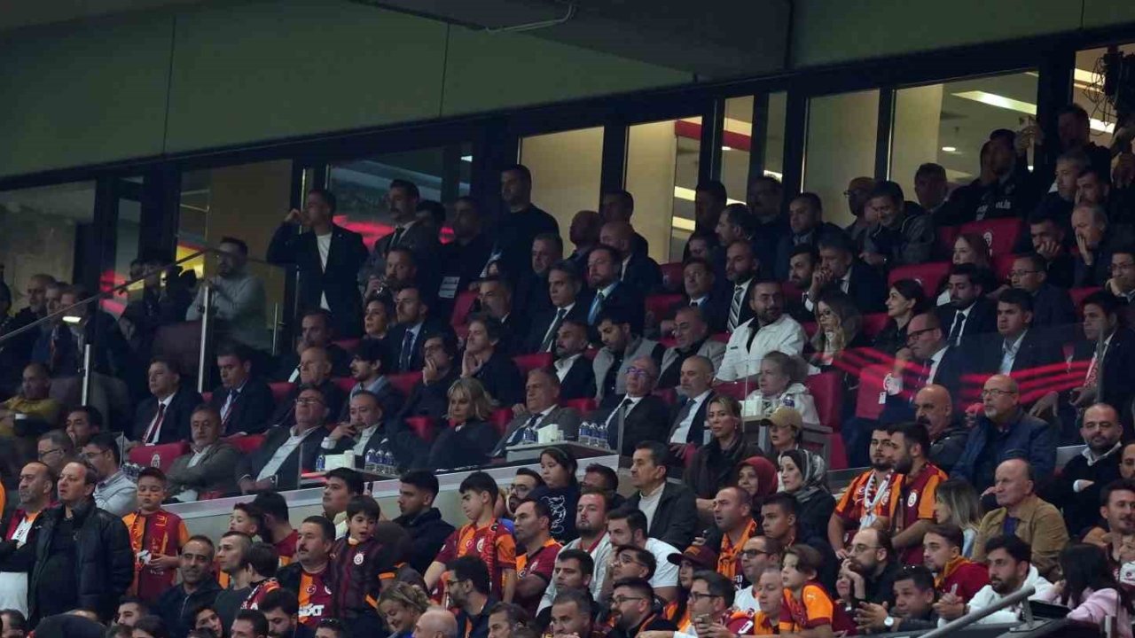 Vincenzo Montella derbiyi stattan takip etti