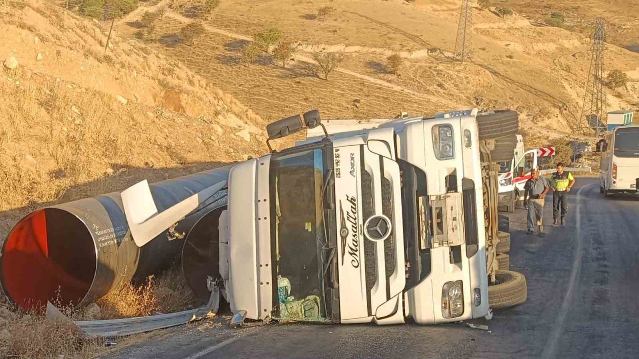 Virajı alamayan tır devrildi