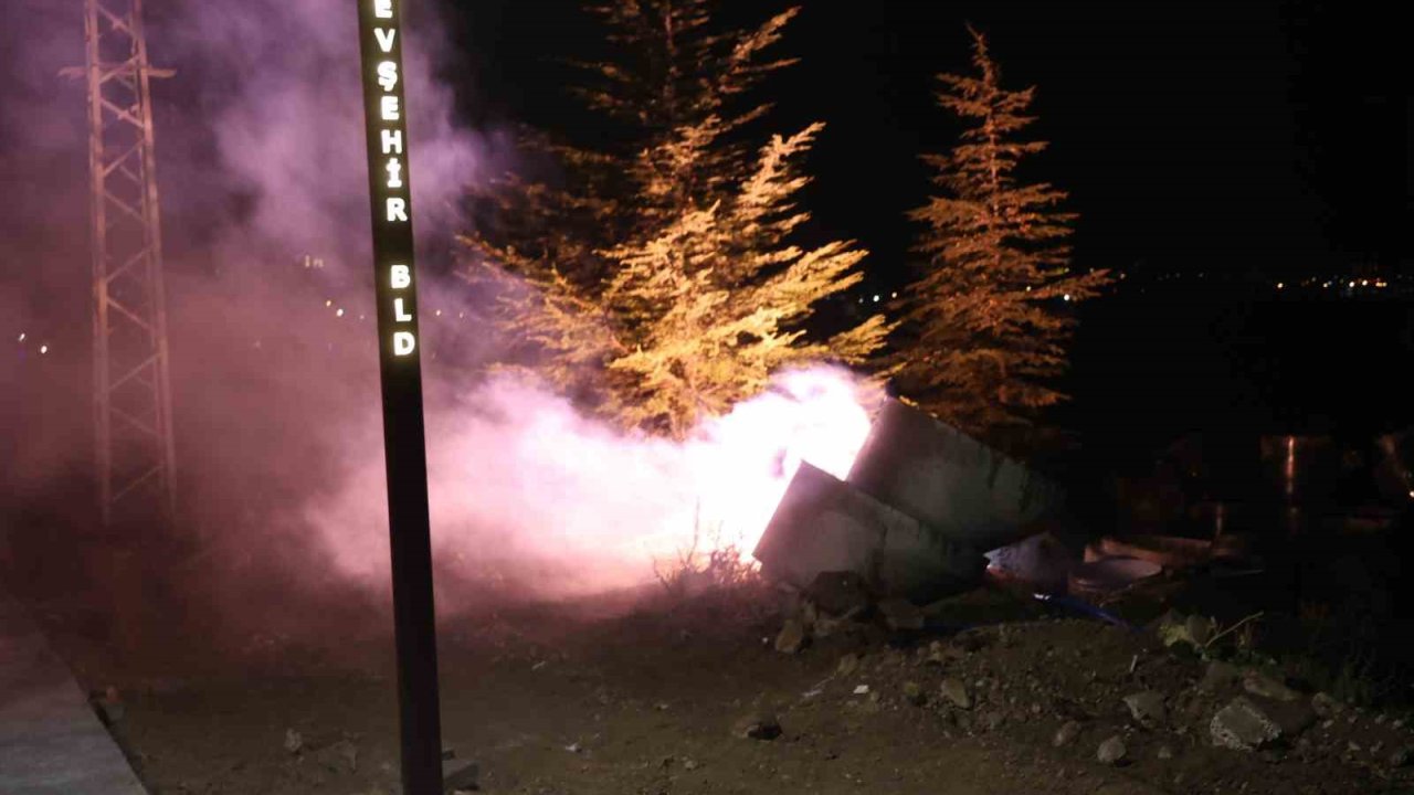 Yağmur kısa devre yaptırdı, elektrik kablosu alev alev yandı