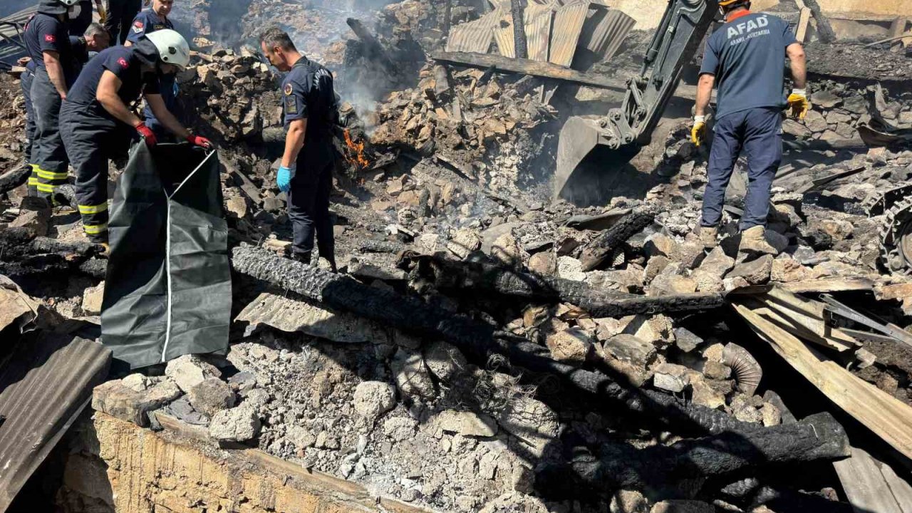 Yangında çöken evdeki 2 kardeşin ceset kalıntıları bulunarak adli tıpa gönderildi