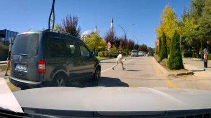 Yaya geçidinde aracın çarptığı çocuk yaralandı