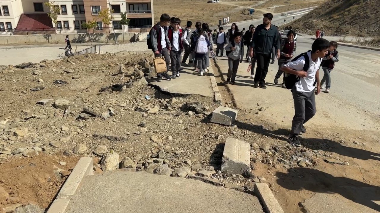 Yüksekova’da doğalgaz çalışmaları tamamlanmadı, kazılan yollar öylece kaldı