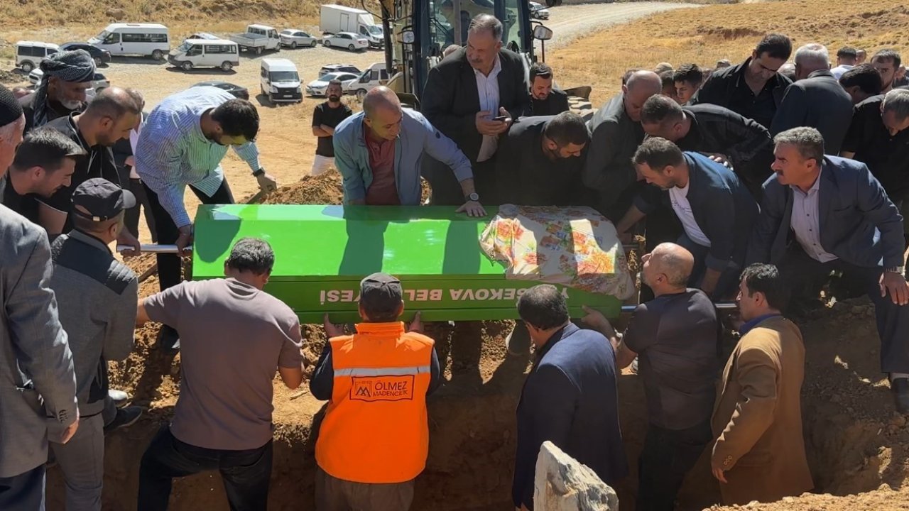 Yüksekova’yı yasa boğan acı: 15 yaşındaki Arnisa Bozkurt gözyaşları arasında toprağa verildi