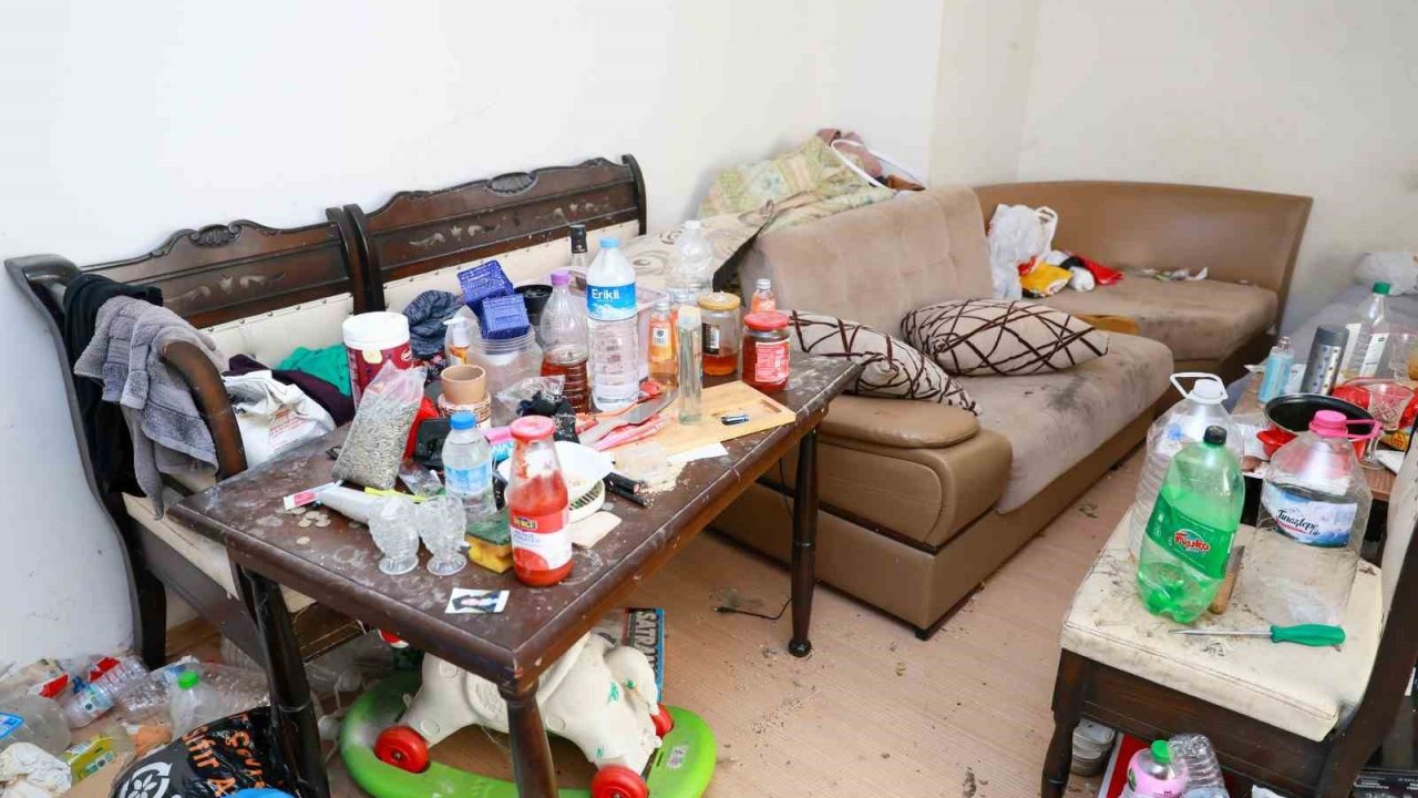 Yunusemre’de çöp evden 2 kamyon çöp çıkarıldı