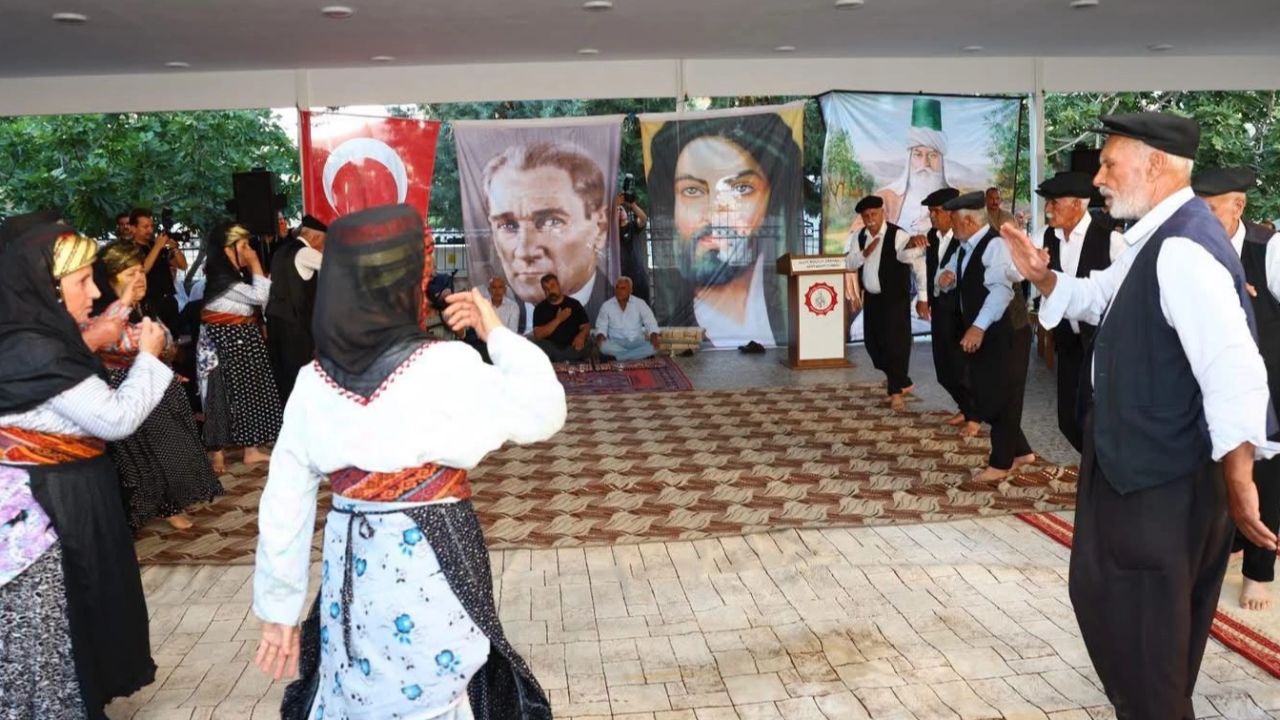 Adıyaman’da gönüller aşurede buluştu... Alevi Canlar ve Sünniler aynı sofrada kardeşliği yaşattı