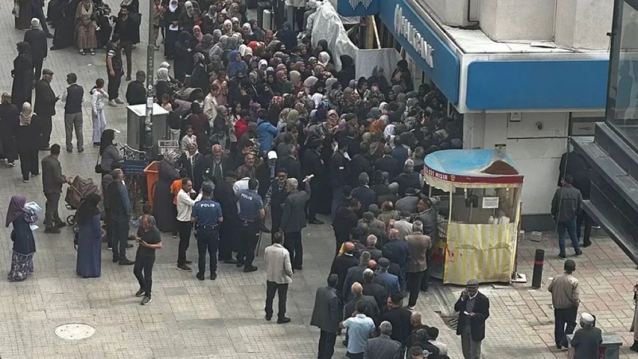 Ağrı'da sosyal yardım kuyruğu! Halkbank’a acil önlem çağrısı