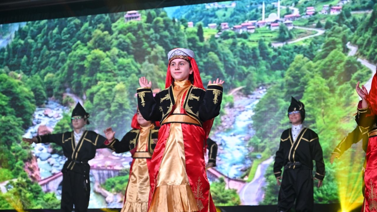 Anadolu’nun renkleri Manisa’da sahneye taşındı