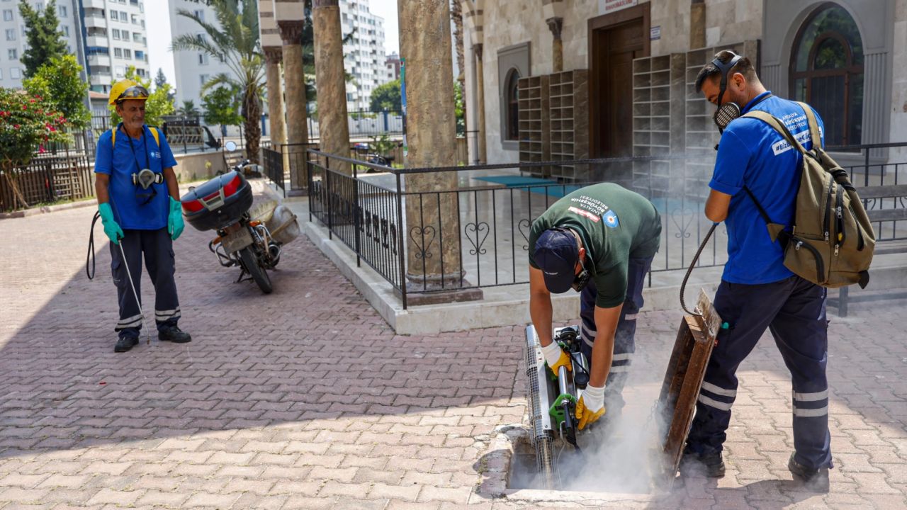 Antalya'da toplu kullanım alanlarına ilaçlama çalışması