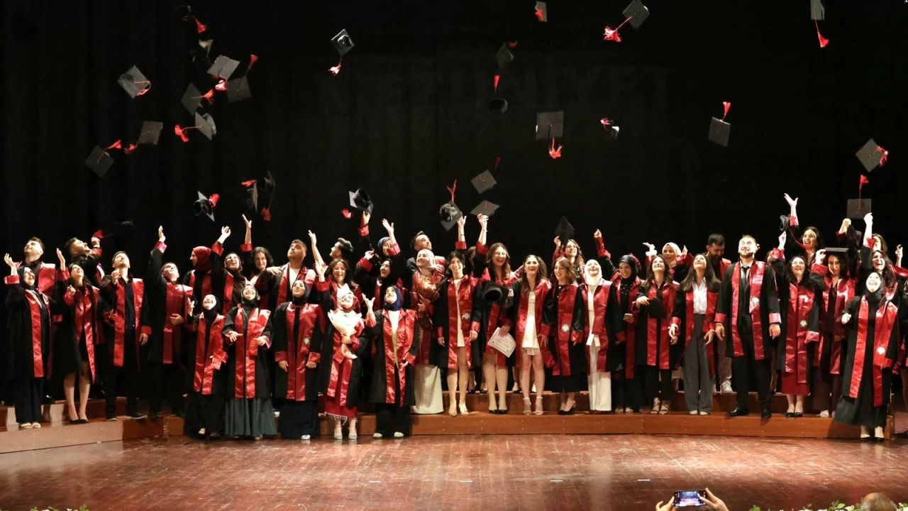 Artvin Çoruh Üniversitesi'nde mezuniyet coşkusunu yaşandı