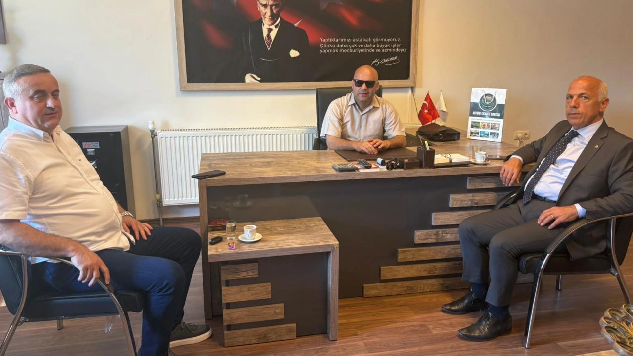 Artvin Ticaret Borsası Heyeti’nden görme engelli üyelerine anlamlı ziyaret
