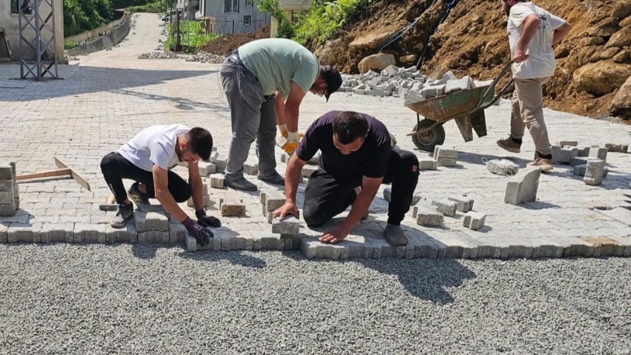 Artvin’de köy mahalle yollarına kilitli parke taşı
