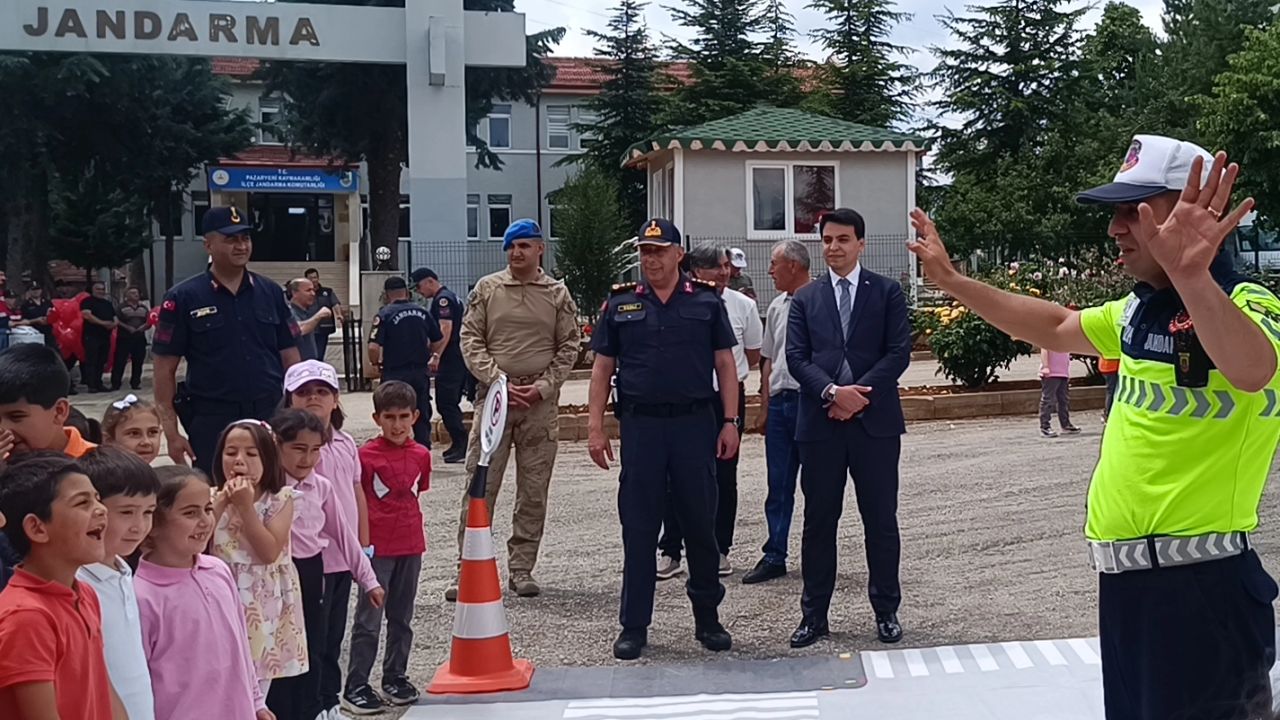 Bilecik Pazaryeri’nde jandarma öğrencilerle buluştu