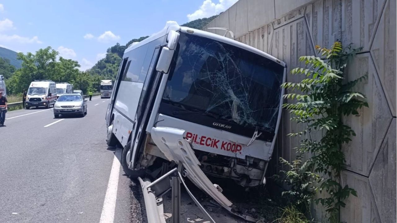 Bilecik’te midibüs tıra çarptı: 6 yaralı