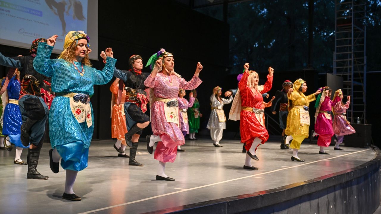Bornova'da "dansın renkleri" büyüledi